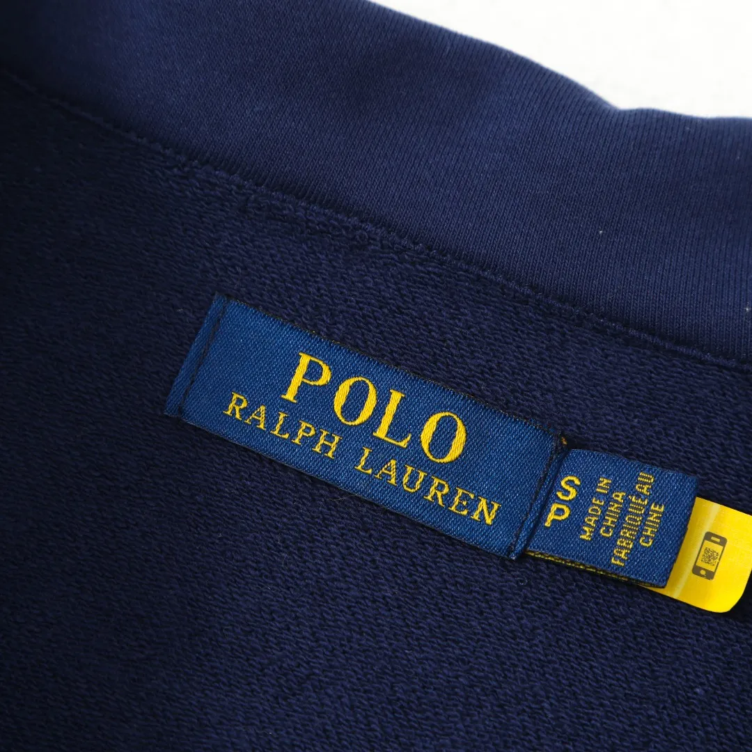 P260 #R99 Ralph Lauren pony logo eight-color half-zip lapel sweatshirt. Wear three times in one suit, easy to switch styles: Fully stand-up collar mode: crisp lapel three-dimensional windproof, taking into account warmth and cool lines, full of coolness ▫️Half-open lazy mode: slightly exposed collarbone, relaxed and comfortable | Pair with a shirt or high collar to show the intellectual atmosphere ▫️Full-open V-neck mode: Visually extends the neck-shoulder ratio | Stacking is more layered, hiding the flesh and making it look slimmer, making it easy to wear with a sense of luxury. Genderless design, shared wardrobe concept: White is gentle and elegant | Black is cool and slimming | Both colors can be used to create a couple CP look. 8 colors are available in the full line | From classic to soft | Meet all daily and occasion dressing needs Quality is reflected in the details: Micro-label logo embroidery | Loose but not procrastinating tailoring | High-grade fabrics ensure a comfortable fit. Easily manage various scenarios such as workplace commuting, weekend leisure, and date travel, effortless chic is the definition of effortless chic.  Color: Black White Navy Mint Green Khaki Pink Yellow Army Green Size: S M L